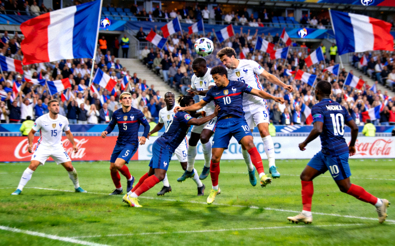 法国队球员在世界杯决赛中激烈拼抢的场面