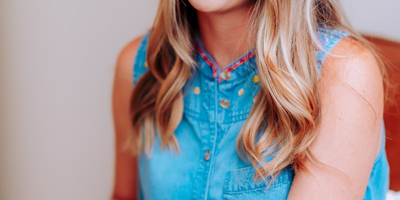 象征世界杯历史的经典黑白足球照片